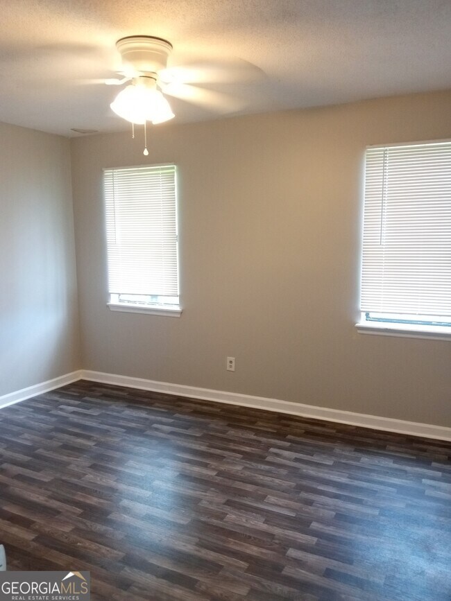 Building Photo - 2928 Dahlia Dr