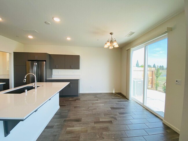 Building Photo - $2,395 Alluvial & Fowler, 3 Bedroom Home -...