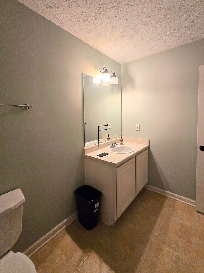 Building Photo - 401 Redwood Trail