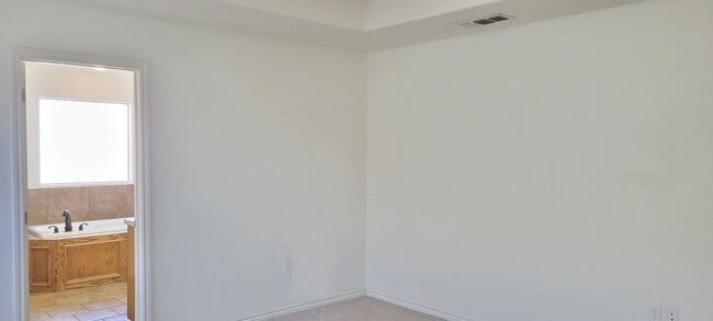 Building Photo - NEWER HOME ON QUIET STREET