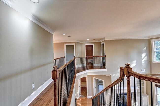 Building Photo - 5570 Viewpoint Ct