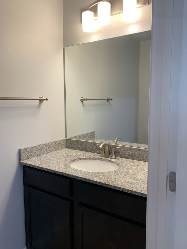 Building Photo - Spacious 3-Bed, 2.5-Bath Townhouse with Fenced Backyard!