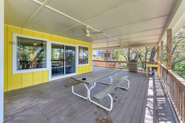 Building Photo - 2388 Lakeshore Dr