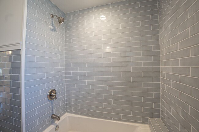 Building Photo - 2222 E Park Pl