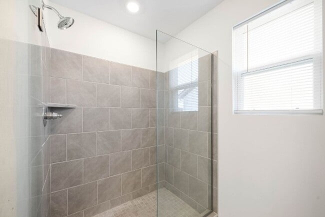 Building Photo - FOR LEASE- TOWNHOME IN THE PRESERVE AT BELLE POINTE!