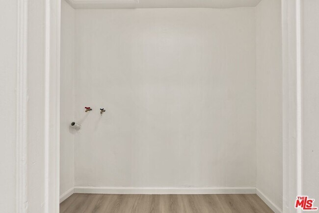 Building Photo - 820 W 98th St
