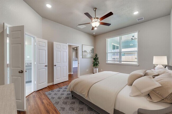 Building Photo - 1042 Tomball Downs Dr