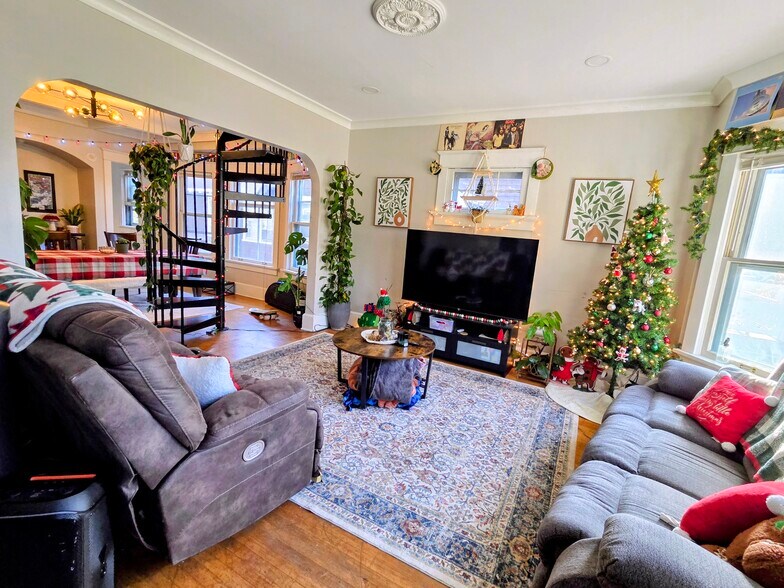 Primary Photo - 3022 N Frederick Ave