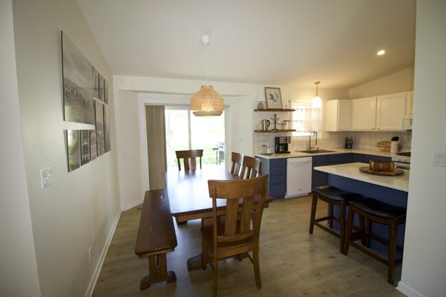 Building Photo - 2812 Stonebridge Dr