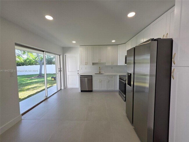 Building Photo - 13920 Kendale Lakes Blvd