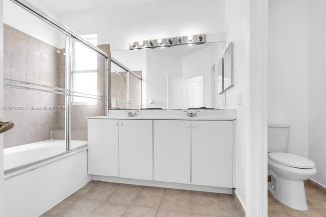 Building Photo - 1095 NE 39th Ave