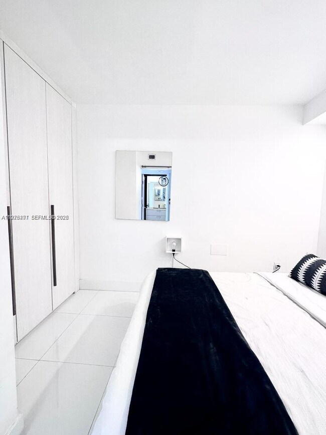 Building Photo - 100 Lincoln Rd