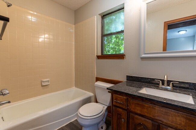 Building Photo - Cute Yukon Home