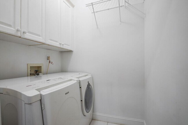 Building Photo - 4040 Alston Way