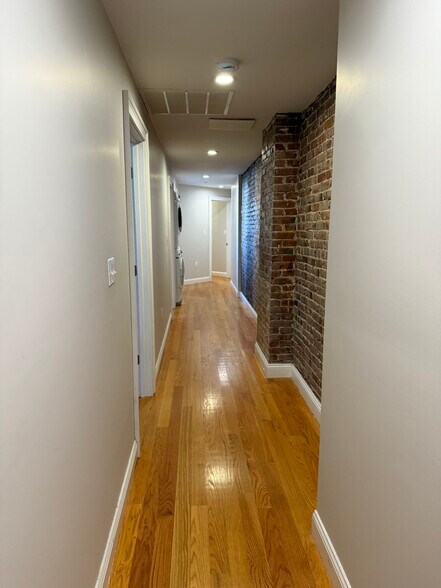 Building Photo - 151 Meridian St