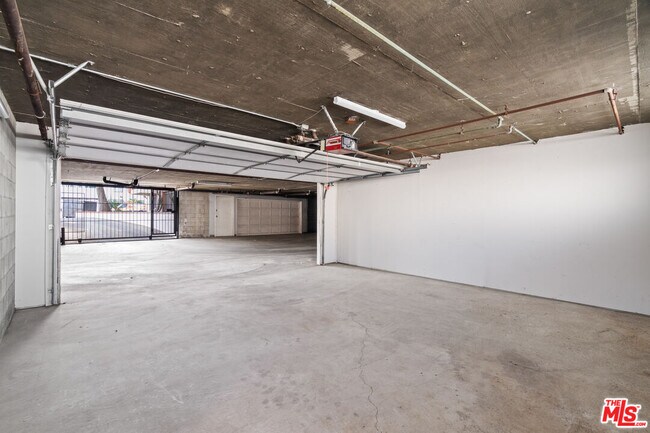 Building Photo - 2541 Stoner Ave