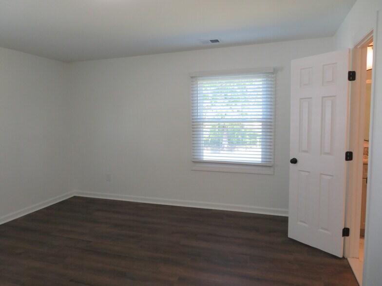 Building Photo - 7895 Pavilion Dr