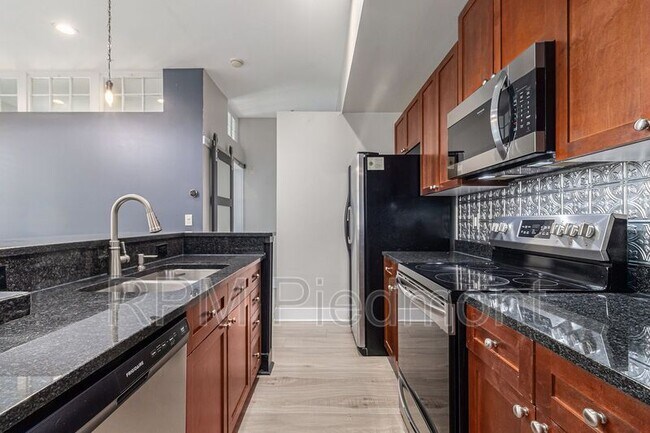 Building Photo - 925 Garrett St