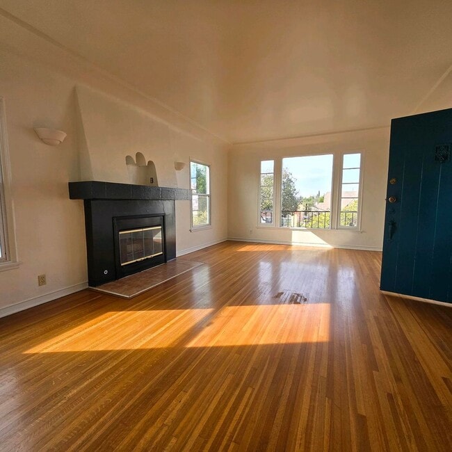 Building Photo - Large upper 2-bedroom Duplex Fairfax area