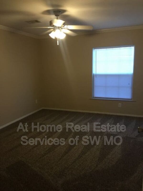 Building Photo - 503 W Warren Ave