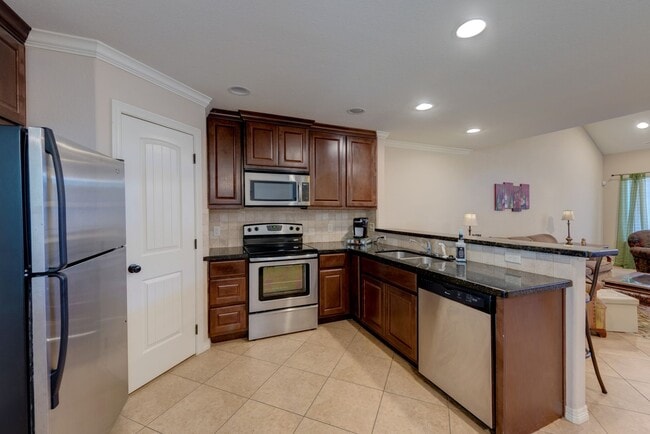 Building Photo - Beautiful Duplex with 5 Bed, 4 Bath Right ...