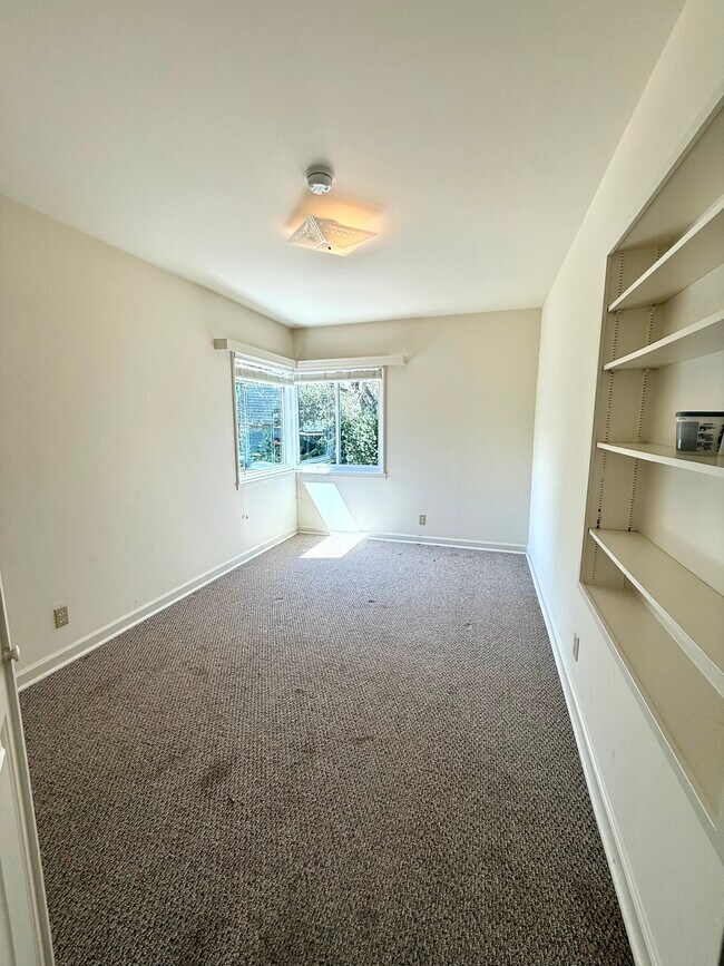 Building Photo - 810 Martin St