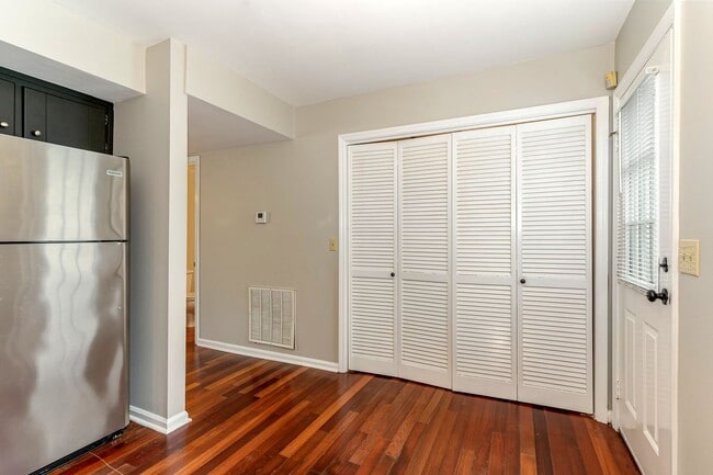 Building Photo - Donelson Freshly Updated 2 Bdrm Townhome Available Now!