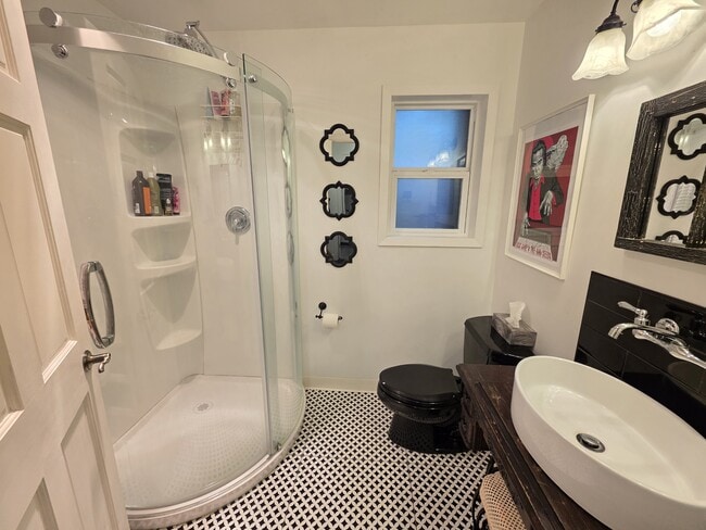 Building Photo - 713 Claire Ln