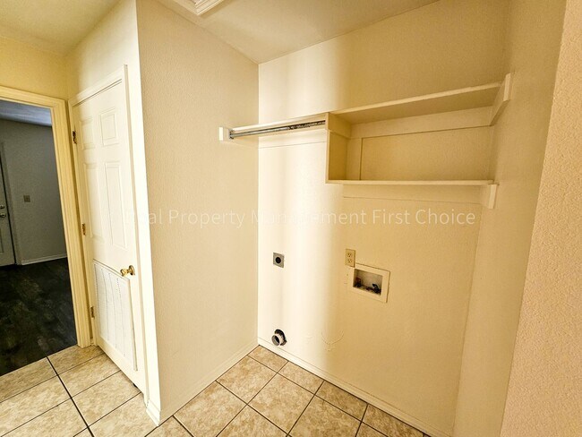 Building Photo - Nice 3 Bedroom/2 Bathroom Duplex off Jenny...