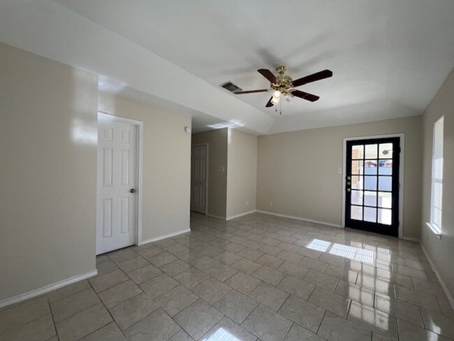 Building Photo - Cross Country Subdivision