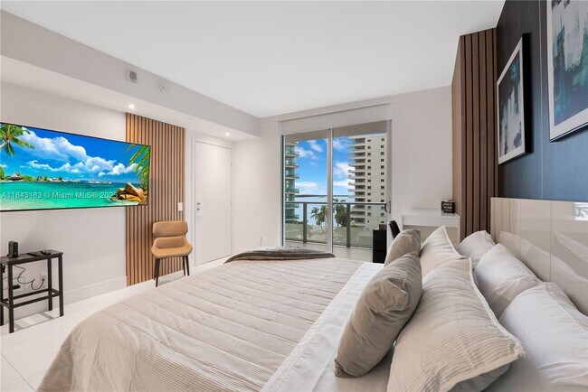 Building Photo - 1300 Brickell Bay Dr