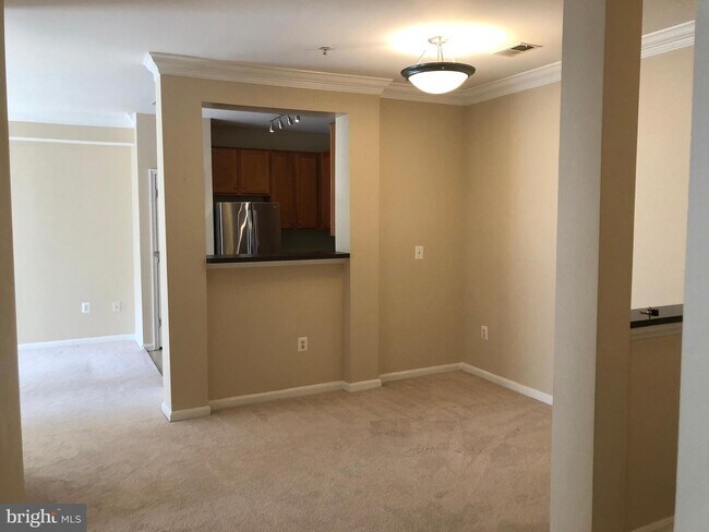 Building Photo - 4854 Eisenhower Ave
