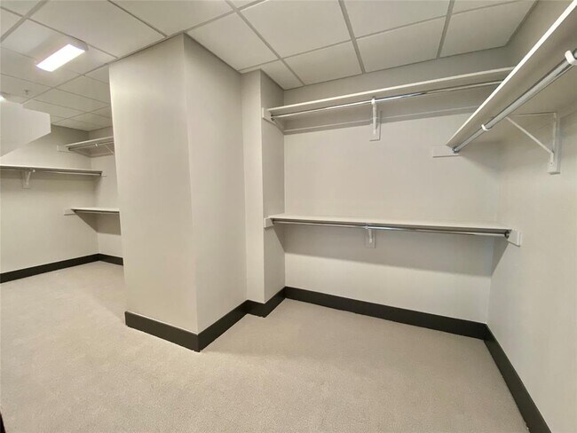 Building Photo - 1402 Elm St