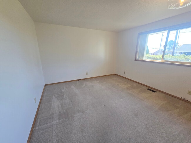 Building Photo - 164 N Harbor St