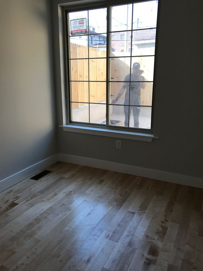 Building Photo - Bi-level 2fl 3fl 4B3B unit | Walking dista...