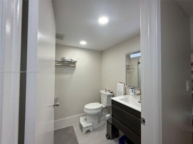 Building Photo - 9405 Fontainebleau Blvd