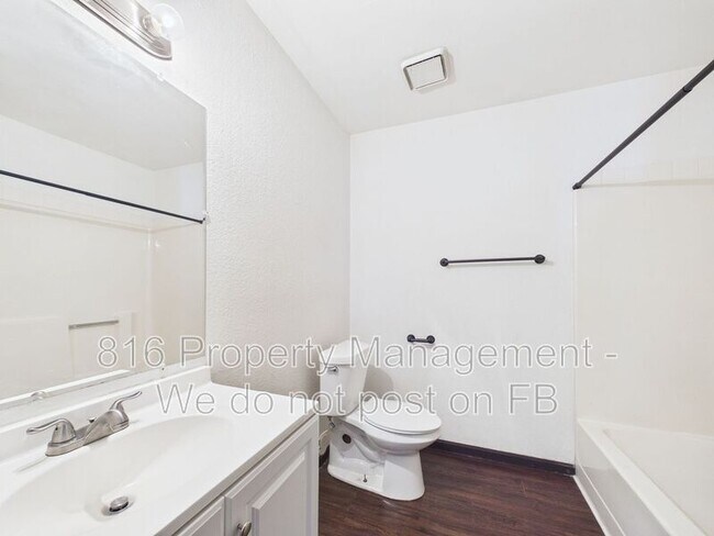 Building Photo - 1020 NE Lindsay Ave