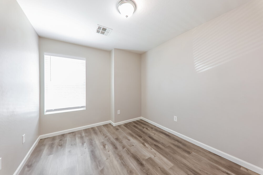 Building Photo - 1306 S 119th Dr