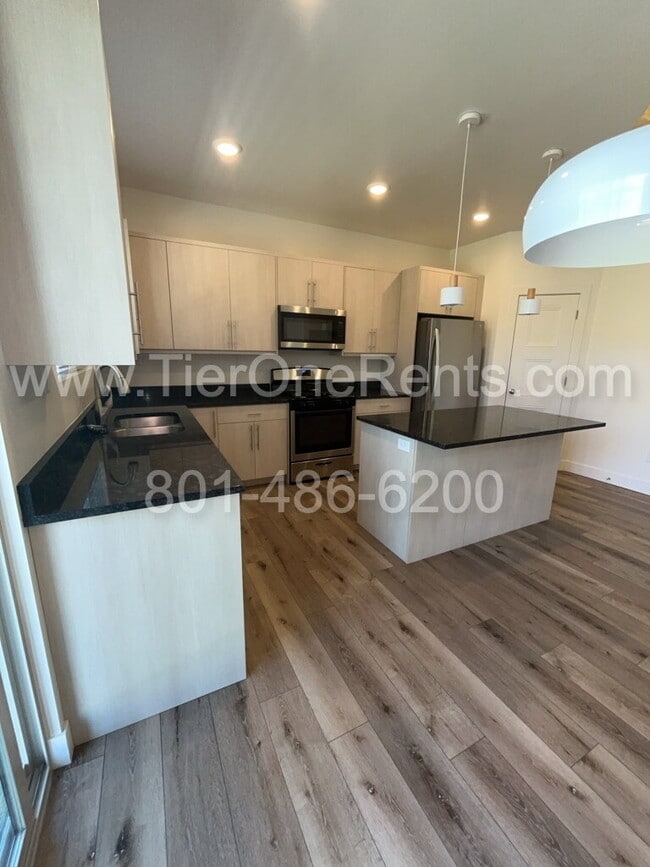 Building Photo - NO DEPOSIT option available for qualified ...