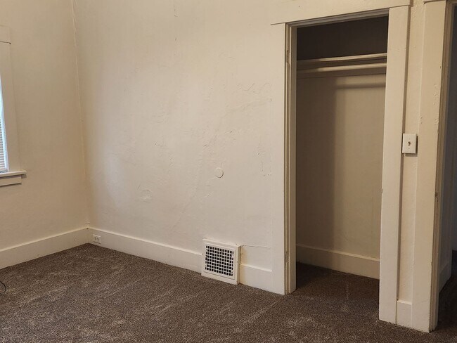 Building Photo - d1128