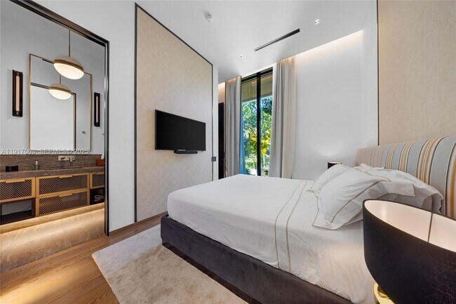 Building Photo - 200 W Rivo Alto Dr