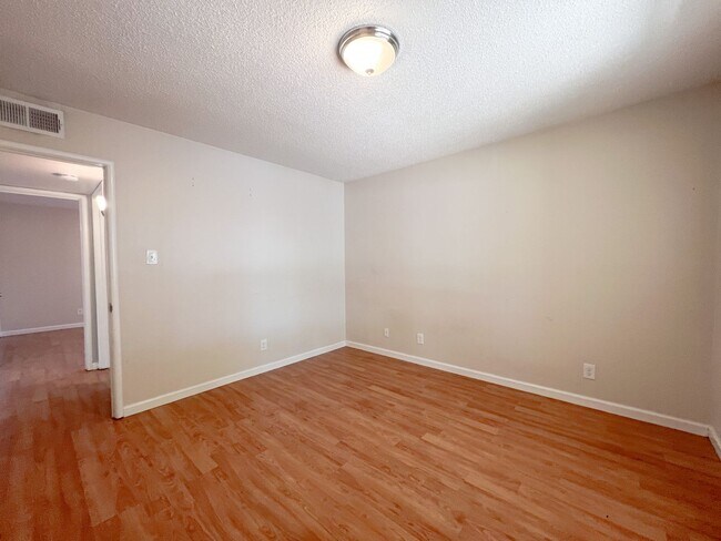 Building Photo - Inviting Duplex Just 5 Minutes from Sac State