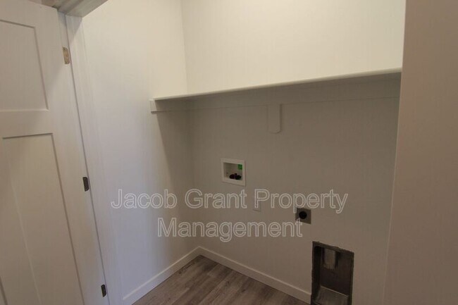 Building Photo - 650 Ruby Cir