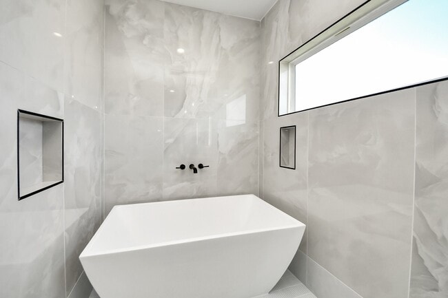 Building Photo - 410 E 41st St