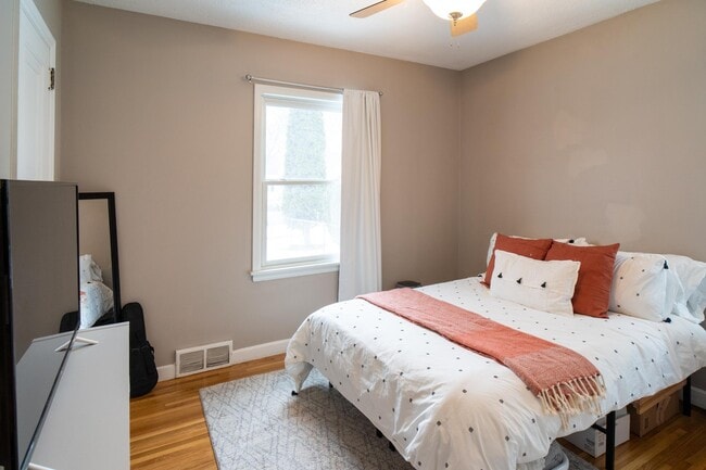 Building Photo - 2917 Hampshire Ave S