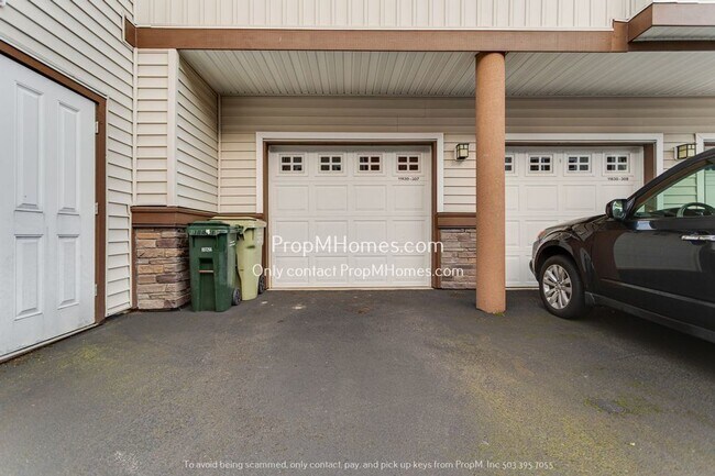 Building Photo - Beautiful Must See Two Bedroom Condo in Ce...