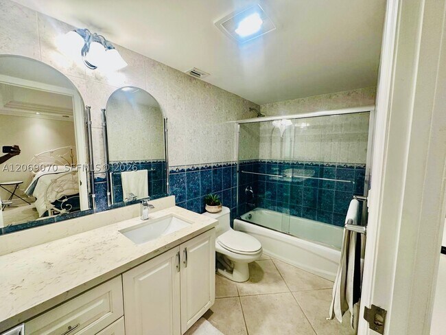 Building Photo - 2555 Collins Ave