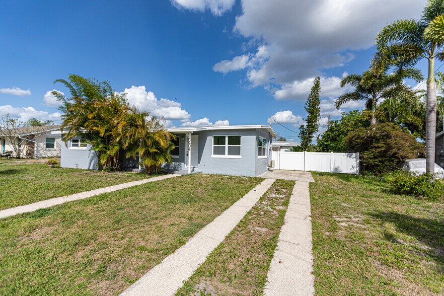 Building Photo - 3208 Pinetree St