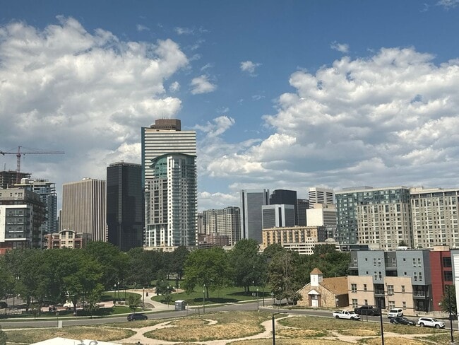 Building Photo - Renovated 1BR High-Rise Condo in Downtown ...