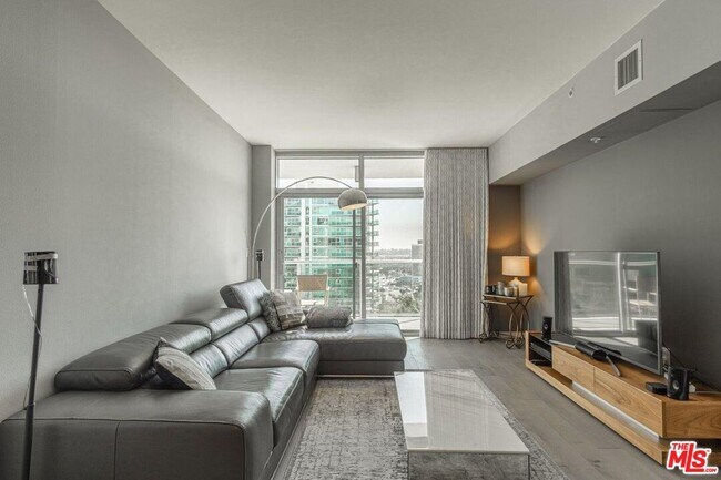 Building Photo - 13700 Marina Pointe Dr